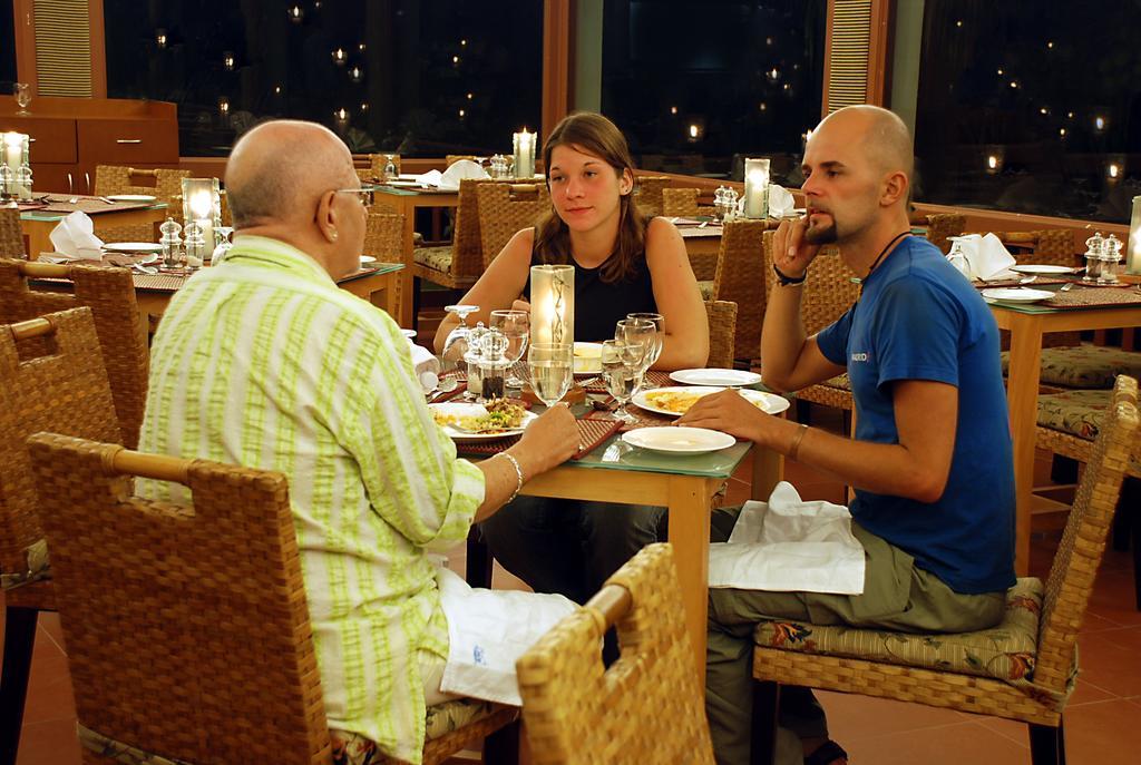 Lemon Tree Vembanad Lake Resort, Kerala Alappuzha Restaurante foto